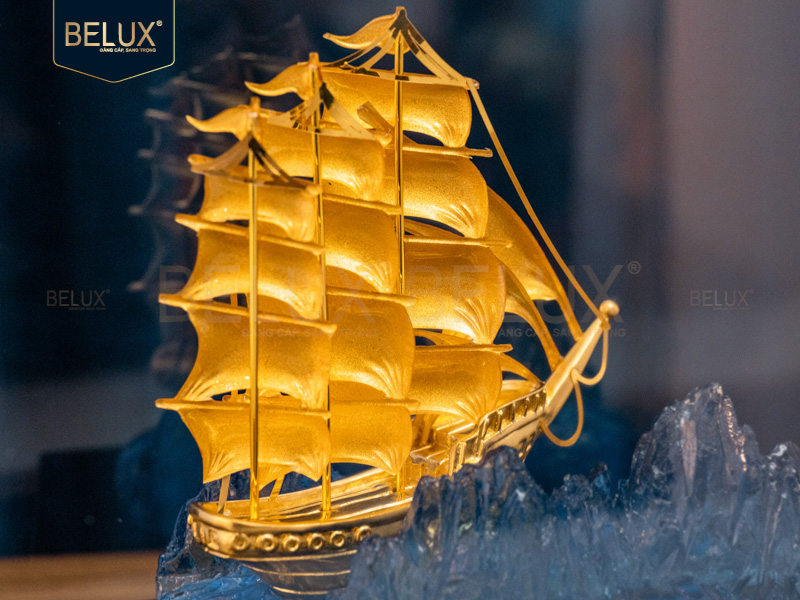 Mô hình thuyền buồm dát vàng 24k 18x24x15cm M6